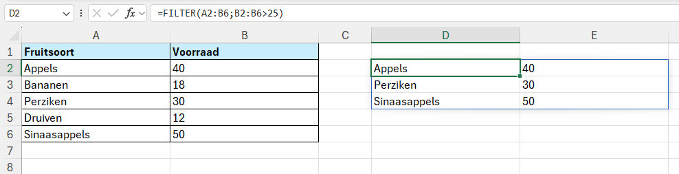 De formule =FILTER(A2:B6;B2:B6>25) filtert alle fruitsoorten met een voorraad groter dan 25